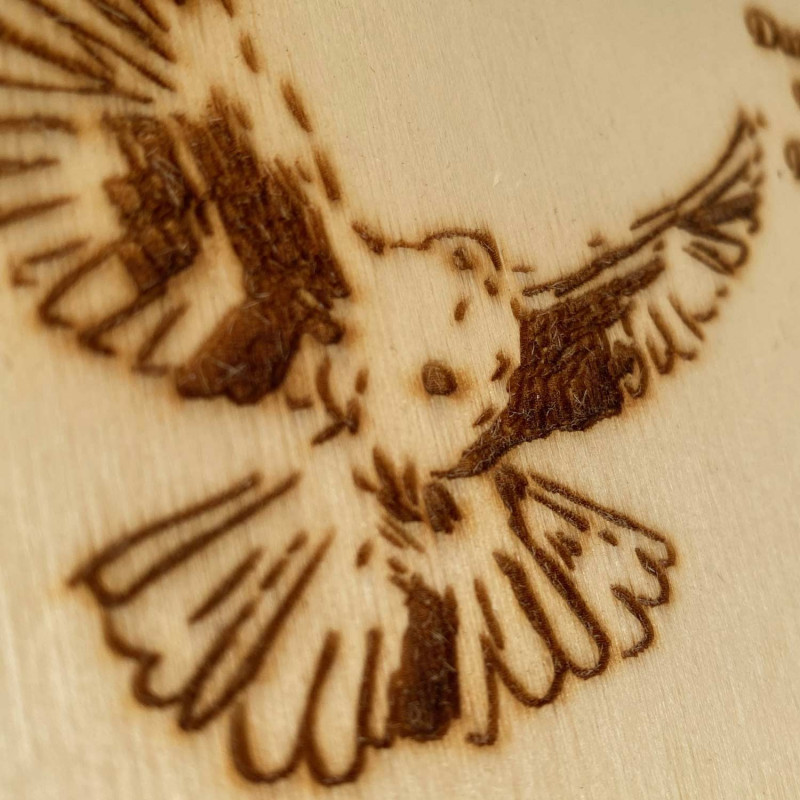 Dřevěný stolek - připomínka svátosti biřmování