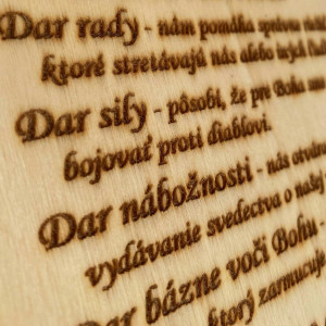 Dřevěný stolek - připomínka svátosti biřmování 2