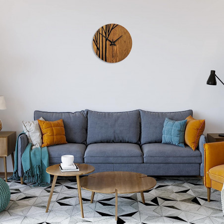 Dřevěné nástěnné hodiny s černými ručičkami a moderním vzorem. Dřevěné nástěnné hodiny s černými ručičkami a moderním vzorem.