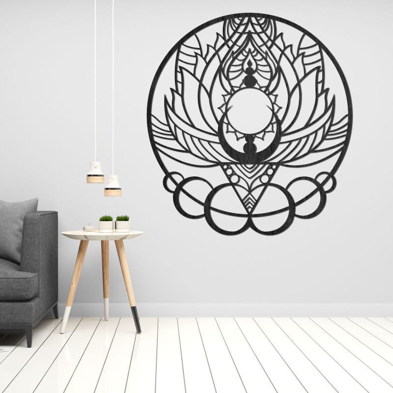 Dřevěný vyřezaný ornament s motivem květu slunce na zeď