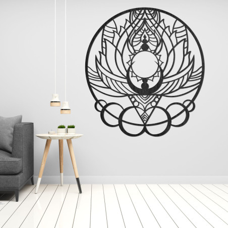 Dřevěný vyřezaný ornament s motivem květu slunce na zeď