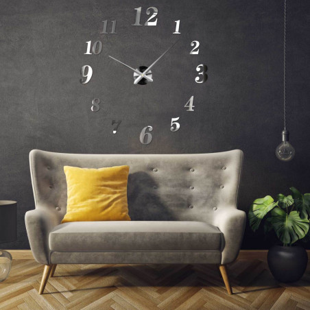 Hodiny z plexiskla instalované v kanceláři nad pracovním stolem Hodiny z plexiskla instalované v kanceláři nad pracovním stolem