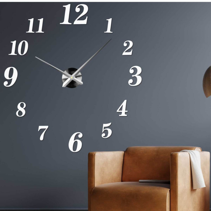 Moderní nástěnné hodiny z plexiskla zobrazující 3 hodiny odpoledne