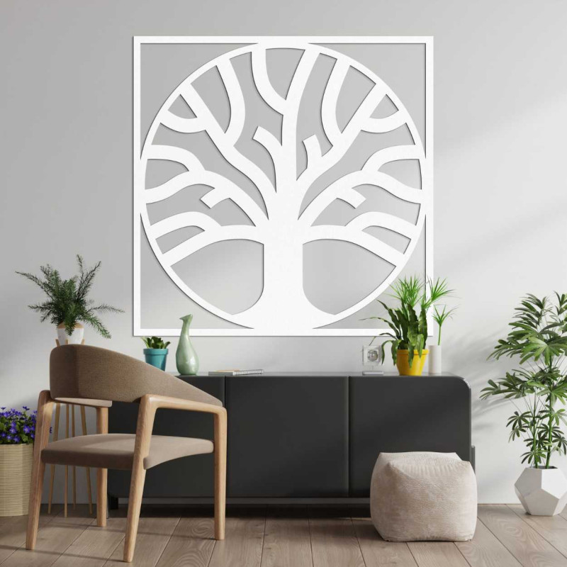Geometricky tvarovaný strom života vyřezaný z přírodního materiálu.