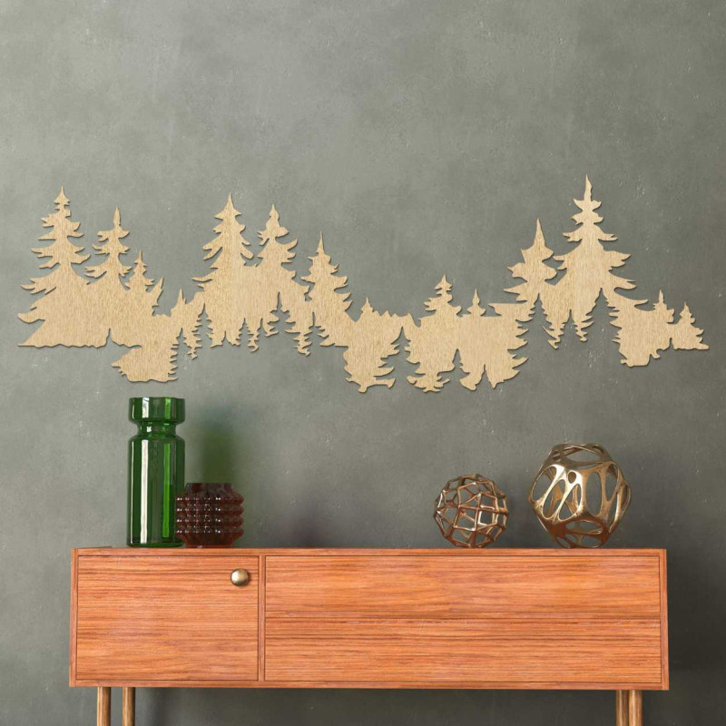 Detailní nástěnná silueta lesa ze světlého dřevěného materiálu.