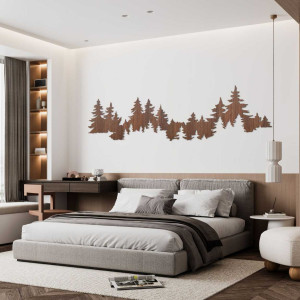Detailní pohled na lesní siluetu ze dřeva připevněnou na bílé stěně.