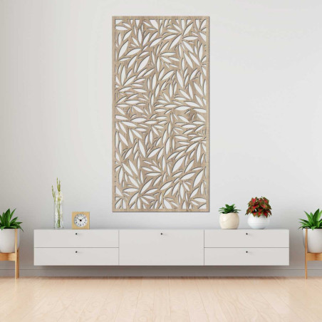 Dekorativní panel s výřezy listů na světlé stěně Dekorativní panel s výřezy listů na světlé stěně
