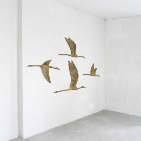 Dřevěný motiv čtyř ptáků letících ve směru doprava Dřevěný motiv čtyř ptáků letících ve směru doprava