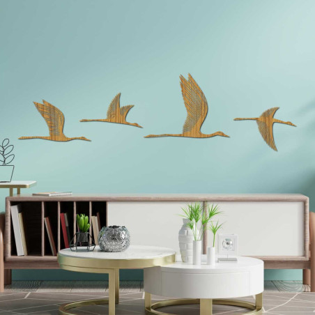 Dekorativní kompozice letících ptáků s jemnými vyřezávanými detaily Dekorativní kompozice letících ptáků s jemnými vyřezávanými detaily