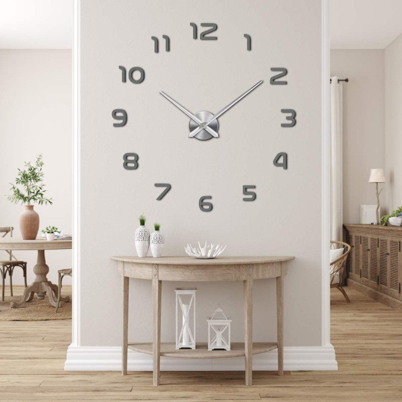 Hodiny s velkým průměrem a centrálním bodem pro uchycení ručiček.