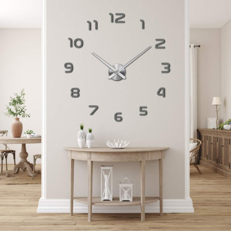 Hodiny s velkým průměrem a centrálním bodem pro uchycení ručiček. Hodiny s velkým průměrem a centrálním bodem pro uchycení ručiček.