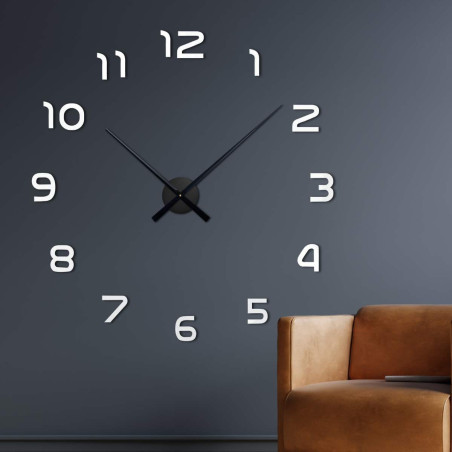 Nástěnné hodiny s centrálním mechanismem a dlouhými ručičkami. Nástěnné hodiny s centrálním mechanismem a dlouhými ručičkami.