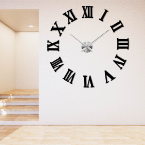 Moderní nástěnné hodiny s 3D římskými číslicemi.