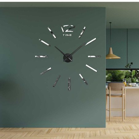 Minimalistické nástěnné hodiny s tenkými pruhy a decentním nápisem TIME. Minimalistické nástěnné hodiny s tenkými pruhy a decentním nápisem TIME.