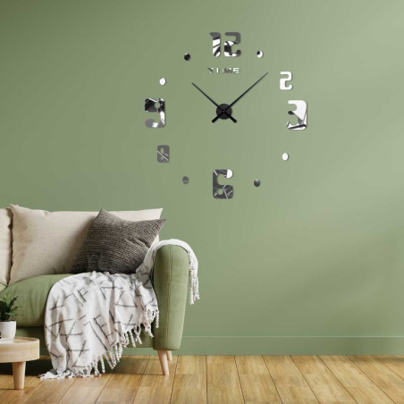 Nástěnné hodiny s netradičně rozloženými čísly a nápisem TIME u čísla dvanáct. Nástěnné hodiny s netradičně rozloženými čísly a nápisem TIME u čísla dvanáct.