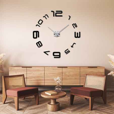 Detail nalepovacích hodin s jemným designem a tenkými ručičkami. Detail nalepovacích hodin s jemným designem a tenkými ručičkami.