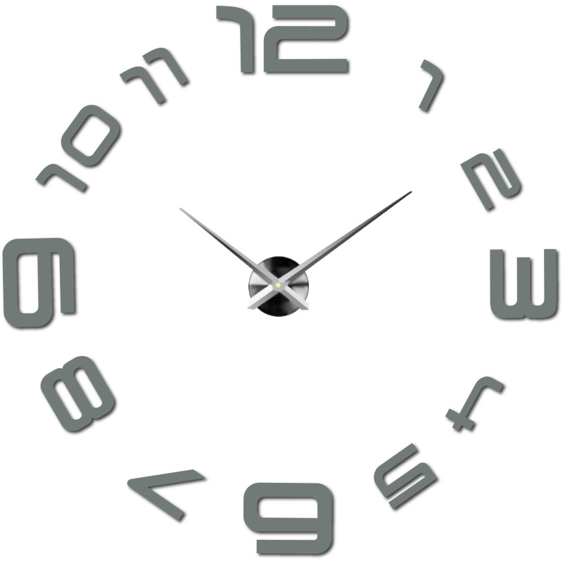 Nástěnné hodiny s velkým ciferníkem, kde jsou čísla přímo nalepená na zeď.