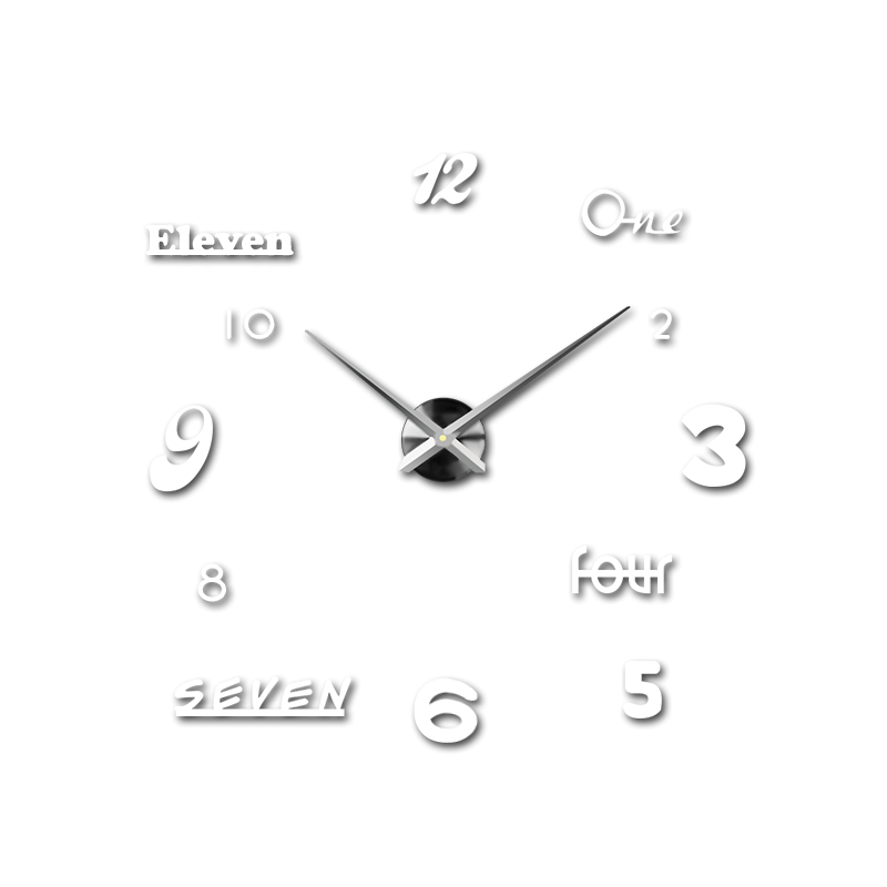 Designové hodiny na zeď s kombinací čísel a slov v kreativním uspořádání.