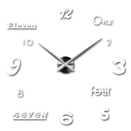 Designové hodiny na zeď s kombinací čísel a slov v kreativním uspořádání.