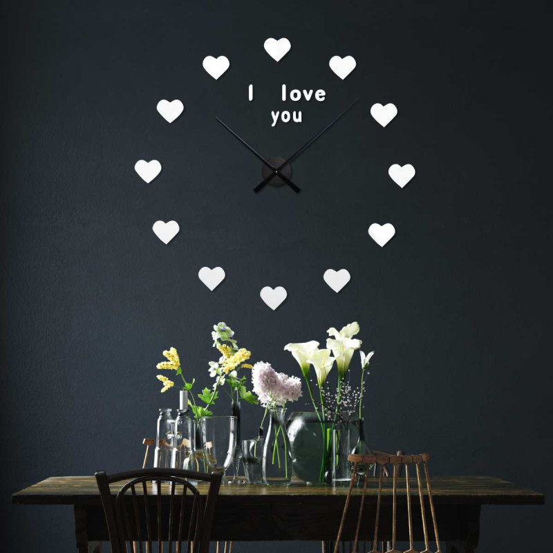 Detail hodinového ciferníku se srdíčky namísto klasických časových značek.