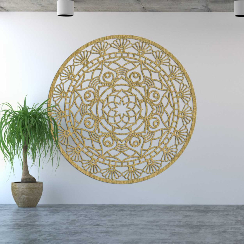 Vyřezávaná kulatá dekorace s propracovanými detaily a jemnou symetrií.