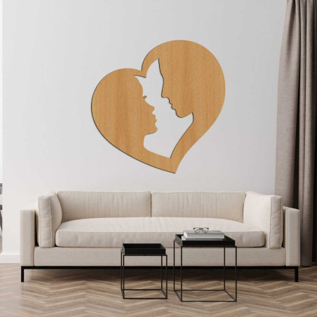 Profil muže a ženy jemně vyřezaný do srdečního rámu jako symbol spojení.