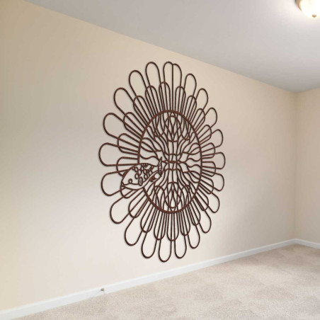 Dekorativní stěna s dřevěným kruhovým vzorem připomínajícím květ nebo slunce, doplněná rybou. Dekorativní stěna s dřevěným kruhovým vzorem připomínajícím květ nebo slunce, doplněná rybou.