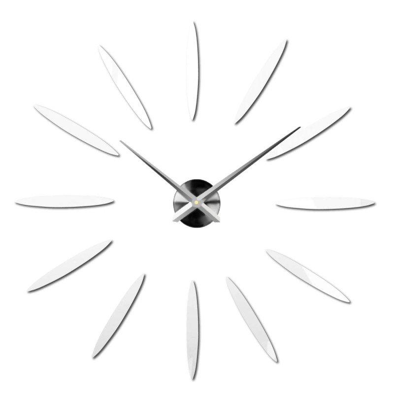 Kreativní rozmístěné hodiny, které vytvářejí efekt slunečních paprsků pomocí zlatých prvků.