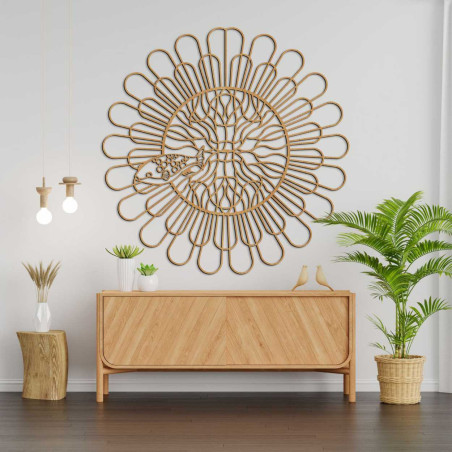 Nástěnná dekorace s výrazným kruhovým vzorem připomínajícím rozkvetlý květ. Nástěnná dekorace s výrazným kruhovým vzorem připomínajícím rozkvetlý květ.