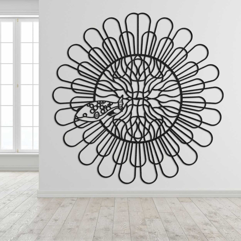 Dřevěná dekorace s organickými tvary a soustředěným geometrickým motivem.