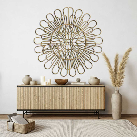 Velkoplošná nástěnná ozdoba s propletenými liniemi a přírodním stylem. Velkoplošná nástěnná ozdoba s propletenými liniemi a přírodním stylem.