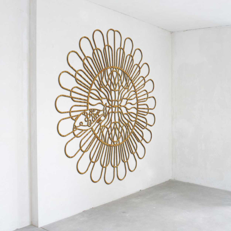 Designový nástěnný prvek s květinovým vzorem z přírodního materiálu.