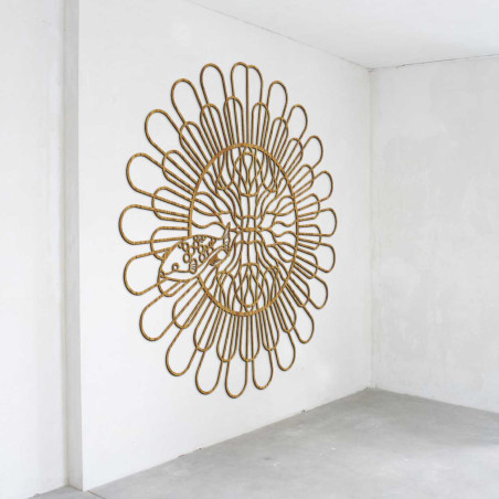 Designový nástěnný prvek s květinovým vzorem z přírodního materiálu. Designový nástěnný prvek s květinovým vzorem z přírodního materiálu.