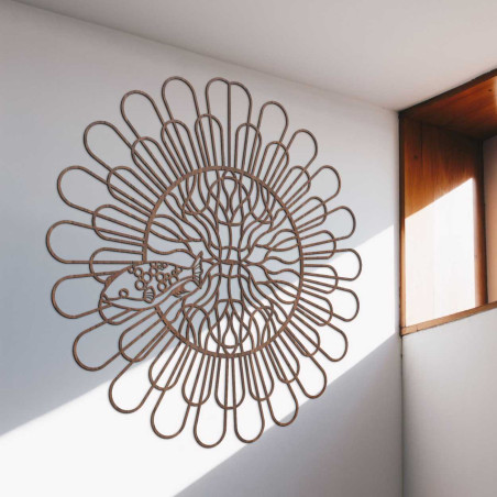 Nástěnný prvek s jemnými oblouky uspořádanými do tvaru rozkvetlého květu. Nástěnný prvek s jemnými oblouky uspořádanými do tvaru rozkvetlého květu.