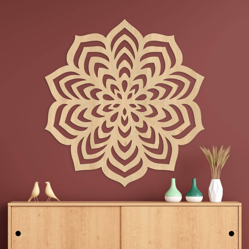 Designový dřevěný prvek s pravidelnou a symetrickou kompozicí.