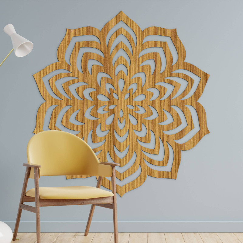 Dřevěná dekorace s vyřezávaným mandalovým motivem.