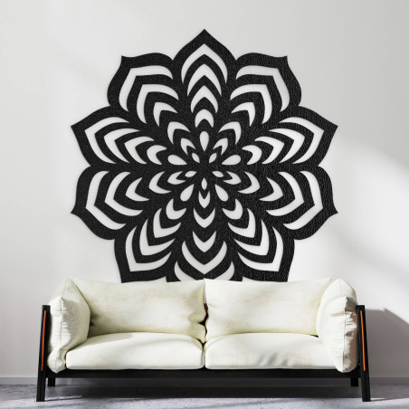 Dekorace s vyváženým uspořádáním tvarů ve středovém kruhu.