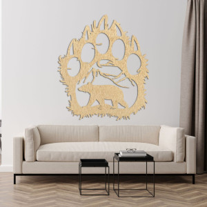 Dřevěný obraz medvědí stopy, ve které uvnitř je vyříznuta silueta medvěda kráčejícího pod horami. 2