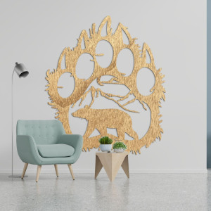 Dřevěný obraz medvědí stopy, ve které uvnitř je vyříznuta silueta medvěda kráčejícího pod horami.