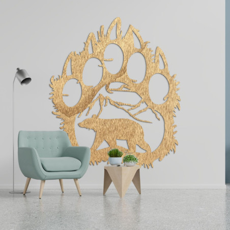 Dřevěný obraz medvědí stopy, ve které uvnitř je vyříznuta silueta medvěda kráčejícího pod horami.