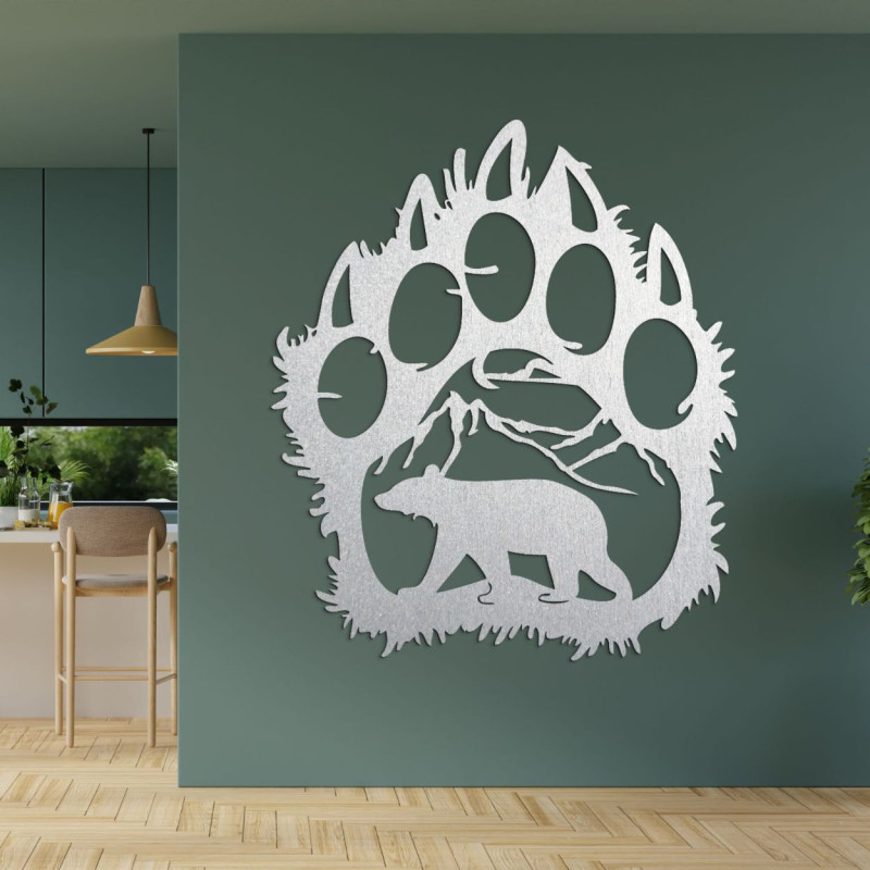 Silver Obraz ze dřeva zobrazující medvědí stopu jako rám, přes který je vidět země a samotného medvěda.