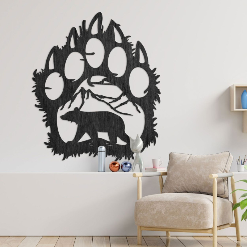 Černý Dekorativní motiv medvědí stopy s vyřezaným medvědem a horským prostředím – působivý kontrast tvarů.