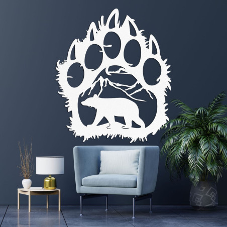 Bílý Obrys medvědí stopy jako rám, který v sobě skrývá tiché lesní prostředí s osamělým medvědem.