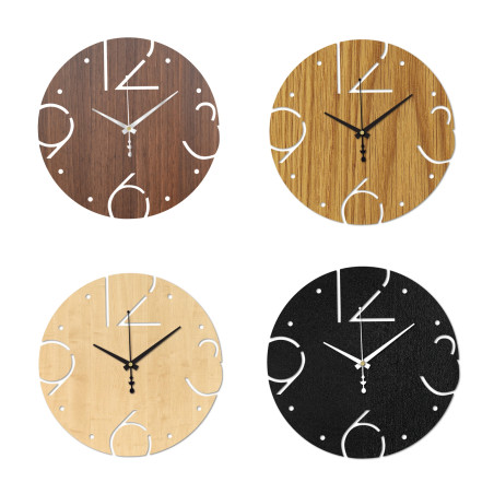 Dekorativní hodiny s tichým chodem a vyříznutými čísly na světlém dřevěném podkladu. Dekorativní hodiny s tichým chodem a vyříznutými čísly na světlém dřevěném podkladu.