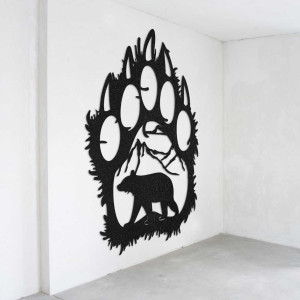 Detailní pohled na přírodní motiv medvěda a hor uvnitř velké dřevěné tlapy.