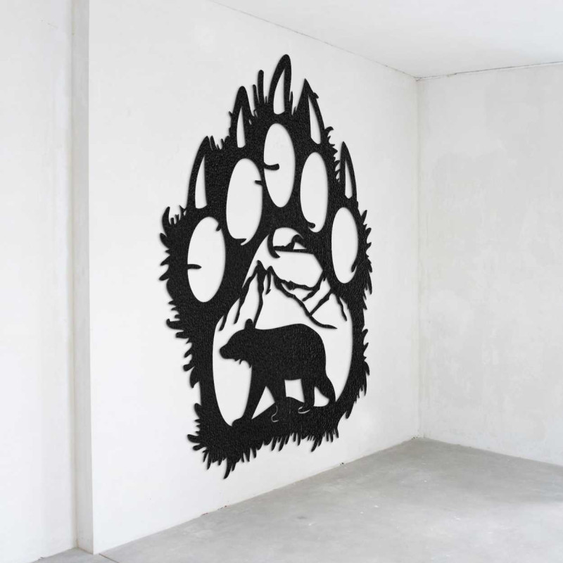 Detailní pohled na přírodní motiv medvěda a hor uvnitř velké dřevěné tlapy.