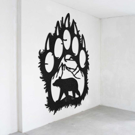 Detailní pohled na přírodní motiv medvěda a hor uvnitř velké dřevěné tlapy. Detailní pohled na přírodní motiv medvěda a hor uvnitř velké dřevěné tlapy.