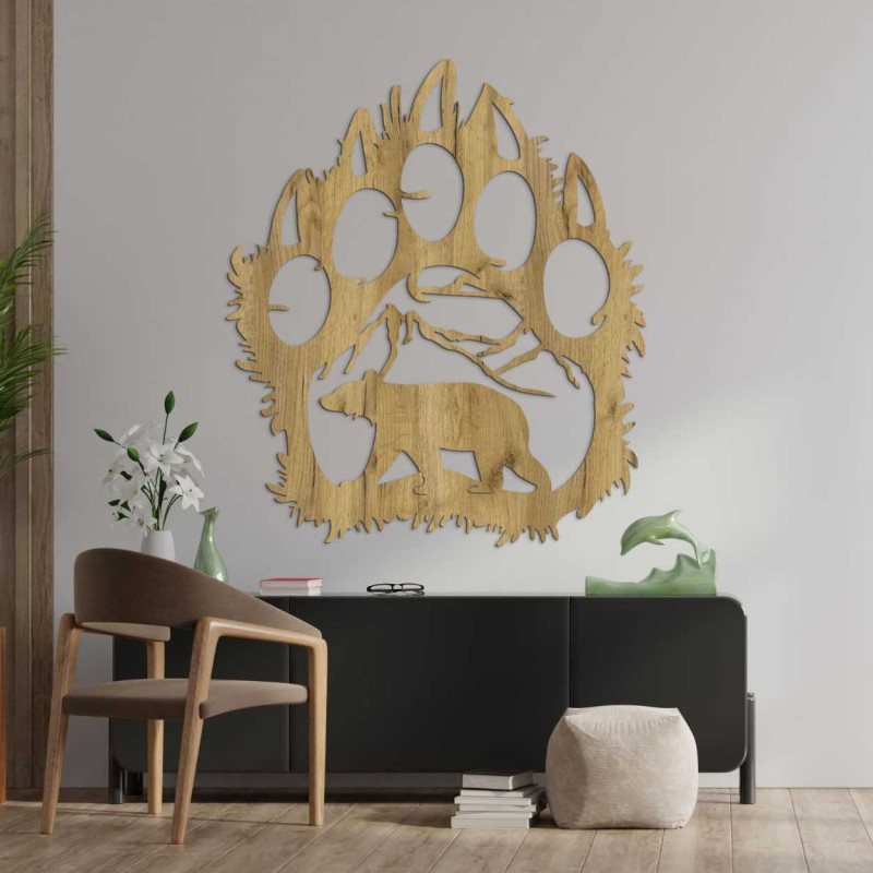 Ručně vyřezávaná dekorace znázorňující medvěda kráčejícího pod horským masivem.