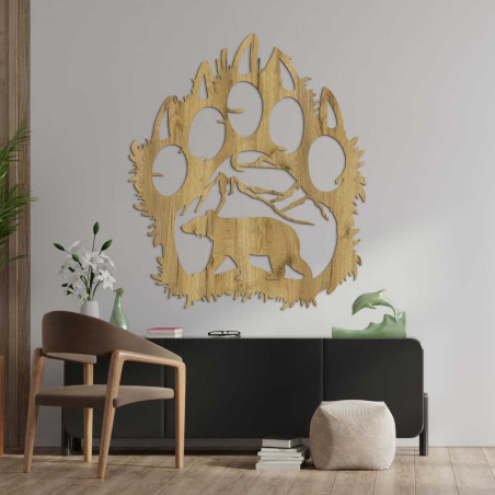 Ručně vyřezávaná dekorace znázorňující medvěda kráčejícího pod horským masivem. Ručně vyřezávaná dekorace znázorňující medvěda kráčejícího pod horským masivem.