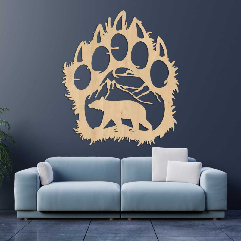 Nástěnný obraz ze dřeva spojující tvar medvědí stopy s horskou krajinou.